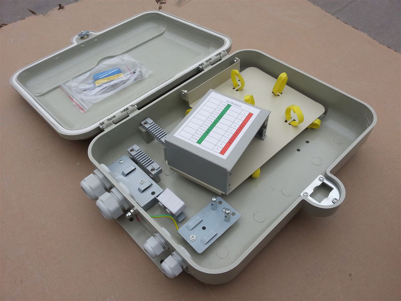 16芯smc光纤分纤箱 联通抱杆式1分16smc光分路器箱